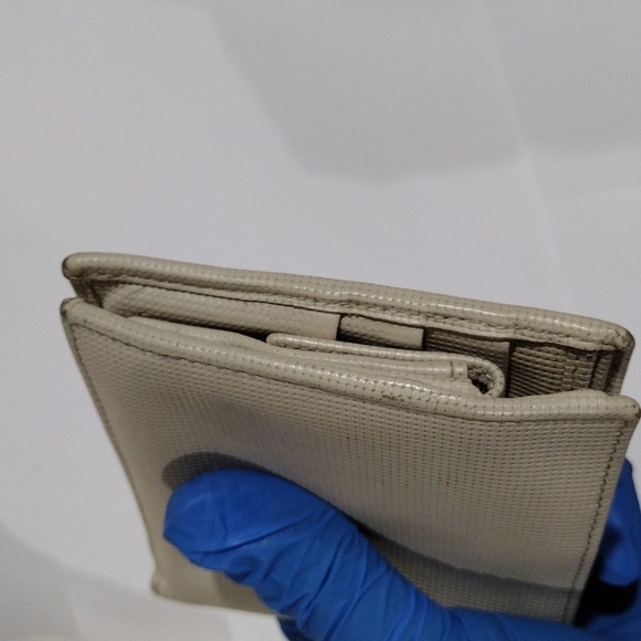 Gucci Beige Textured Leather Wallet w/  Silver Accent 4x3.75-inch, Box, Dust bag - Picture 13 of 17